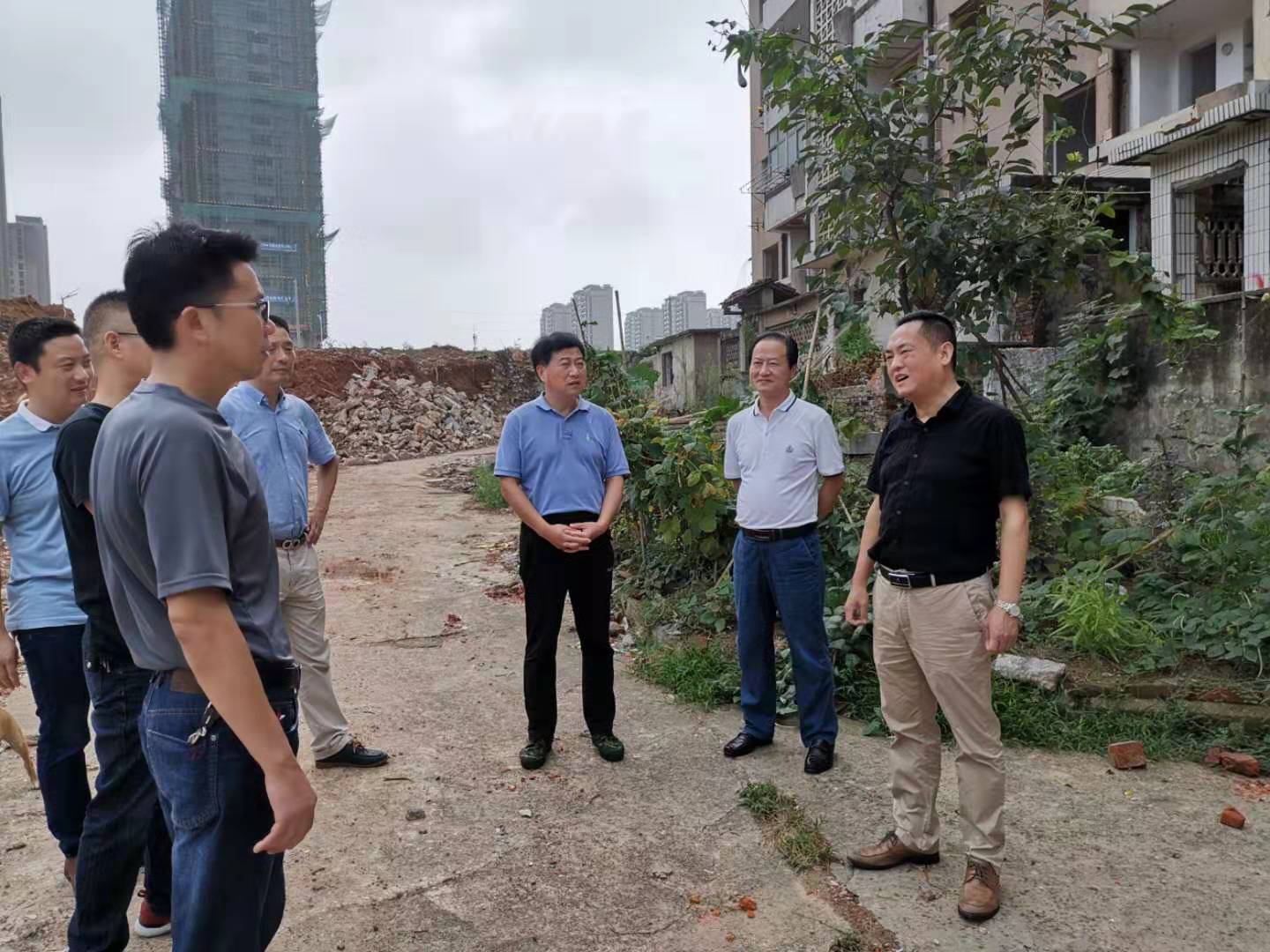 为加快方家冲、造纸厂和桂花园新安置区建设，2019年9月5日下，市城建集团总经理卫民陪同市政府副秘书长刘陈寅深入项目建设现场，调度推进安置区征迁工作.jpg